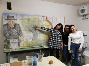 Studentesse davanti al murale dedicato a Pirandello
