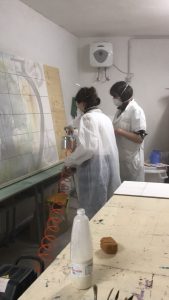 Studenti dell'Accademia di Belle Arti Michelangelo al lavoro sul murale