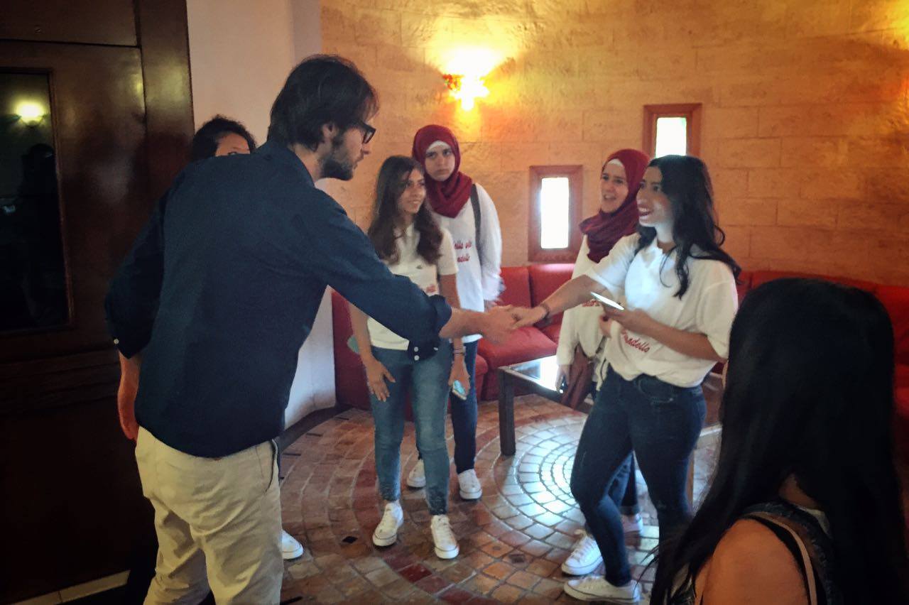 Le studentesse del liceo per le giovani ragazze Fakhr el Dine al loro arrivo ad Agrigento accolte dal regista Marco Savatteri 