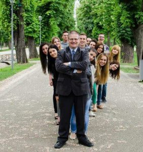  Il prof. Laszlo Alexandru con i suoi studenti 