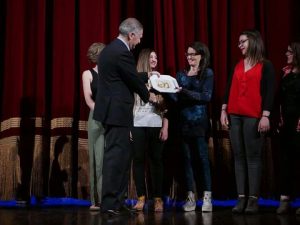 La prof. Castagna con le studentesse vincitrici del Premio speciale Strada degli Scrittori nel 2017